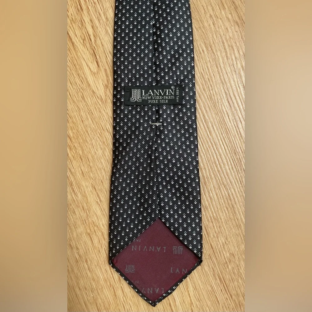 Lanvin New York Paris luxury silk tie 100% silk black gray dots designer